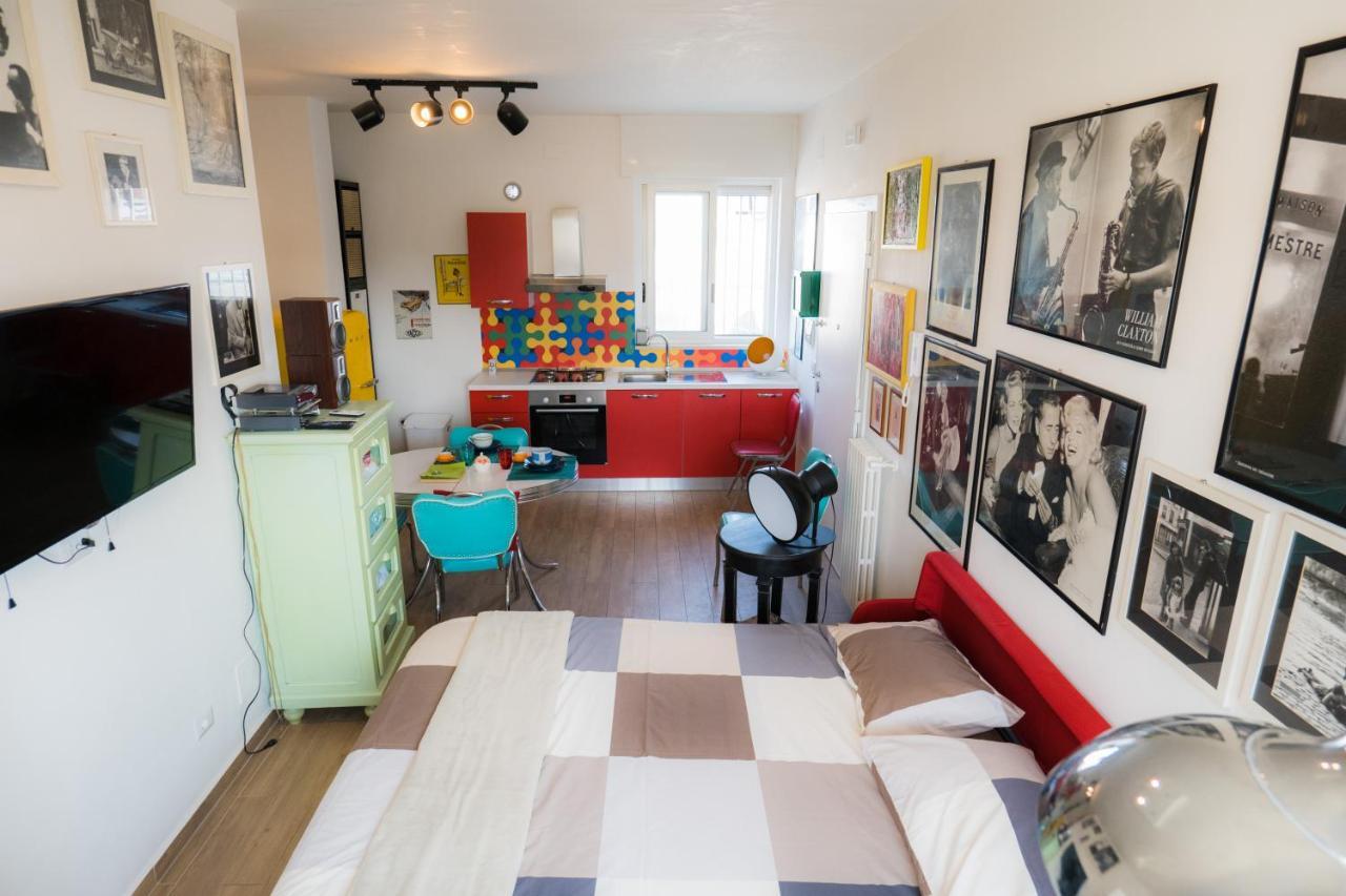 Hollywood Apartment Near Station With Parking Bari Dış mekan fotoğraf